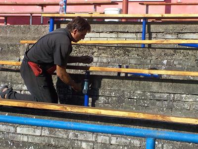 Služby města * Instalace nových laviček na tribunu stadionu TJ Slavoj