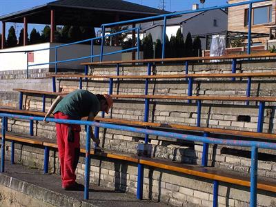 Služby města * Instalace nových laviček na tribunu stadionu TJ Slavoj