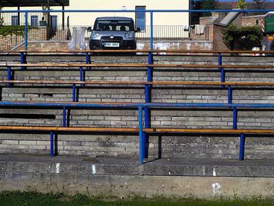 Služby města * Instalace nových laviček na tribunu stadionu TJ Slavoj