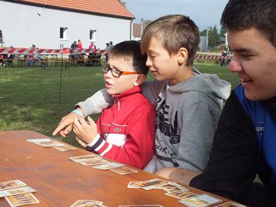 SDH * Mladí hasiči na soutěži v požárním útoku ve Vlasaticích