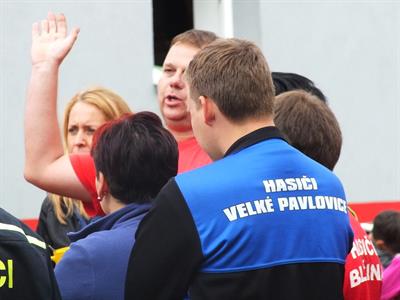 SDH * Mladí hasiči na soutěži v požárním útoku ve Vlasaticích