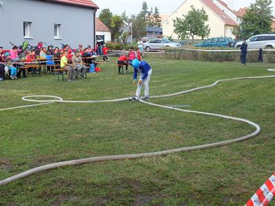 SDH * Mladí hasiči na soutěži v požárním útoku ve Vlasaticích