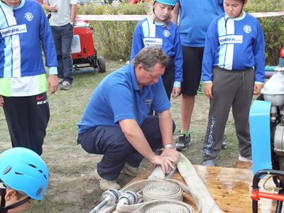 SDH * Mladí hasiči na soutěži v požárním útoku ve Vlasaticích