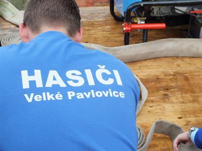 SDH * Mladí hasiči na soutěži v požárním útoku ve Vlasaticích
