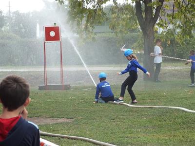 SDH * Mladí hasiči na soutěži v požárním útoku ve Vlasaticích