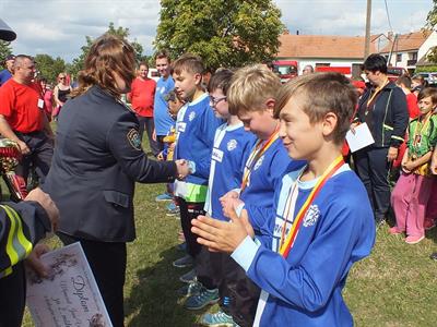 SDH * Mladí hasiči na soutěži v požárním útoku ve Vlasaticích