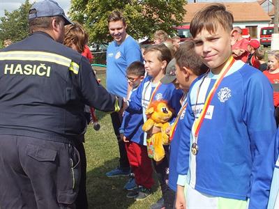 SDH * Mladí hasiči na soutěži v požárním útoku ve Vlasaticích