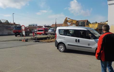 Úklid u sokolovny a rekonstrukce silnice v ulici Brněnská
