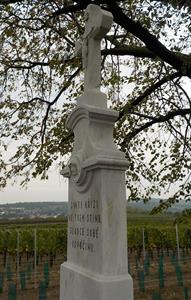 Opravený kříž u vinice Vinařství Buchtovi - pod rozhlednou Slunečná