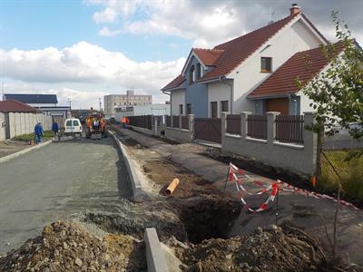 Pokládka obrubníku na ulici U Zastávky
