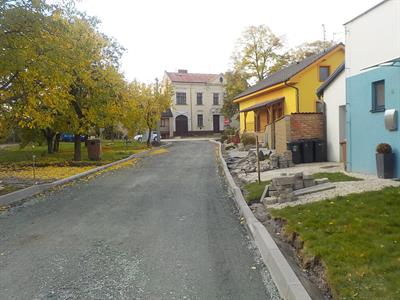 Pokládka obrubníku na ulici U Zastávky
