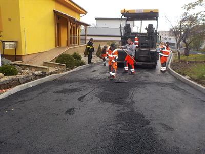 Pokládka živičného povrchu v ulici U Zastávky