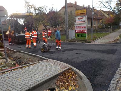 Pokládka živičného povrchu v ulici U Zastávky
