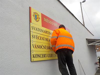 Nová infotabule s nabídkou kulturních akcí na velkopavlovickém autobusovém nádraží