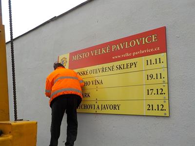 Nová infotabule s nabídkou kulturních akcí na velkopavlovickém autobusovém nádraží