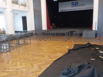 Služby města - Instalace nových desek na stoly v sokolovně
