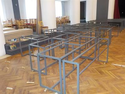Služby města - Instalace nových desek na stoly v sokolovně