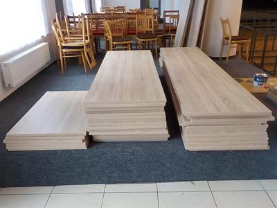 Služby města - Instalace nových desek na stoly v sokolovně