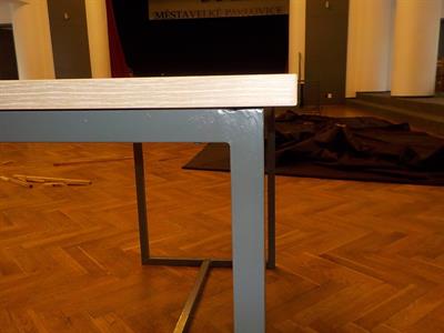Služby města - Instalace nových desek na stoly v sokolovně