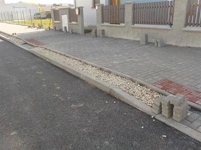 Služby města * Výsadba zeleně v ulici U Zastávky