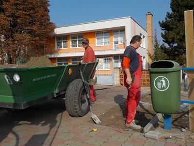 Služby města * Zkulturnění prostranství před mateřskou školou, ulice V Sadech