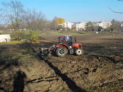 Služby města * Zimní orba polí okolo města Velké Pavlovice