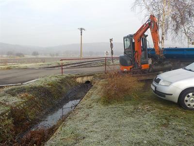 Čištění odtokového žlabu - vinné sklepy ulice Nad Zahrady