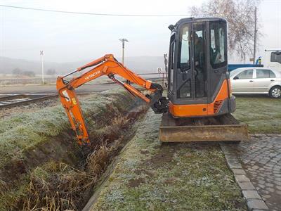 Čištění odtokového žlabu - vinné sklepy ulice Nad Zahrady