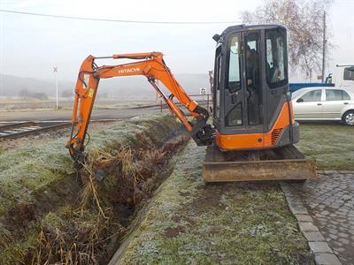 Čištění odtokového žlabu - vinné sklepy ulice Nad Zahrady