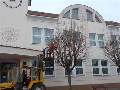 Služby města * Ořez korun stromů na náměstí před radnicí