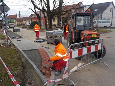 Služby města * Rekonstrukce chodníku na ul. Bezručova - pokládka zámkové dlažby