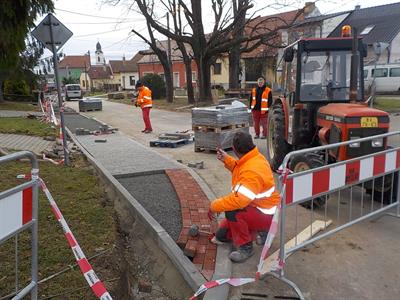 Služby města * Rekonstrukce chodníku na ul. Bezručova - pokládka zámkové dlažby