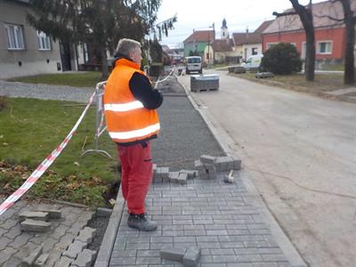Služby města * Rekonstrukce chodníku na ul. Bezručova - pokládka zámkové dlažby