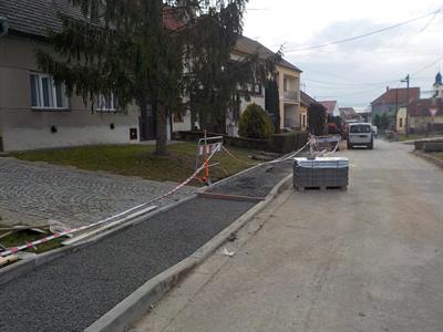 Služby města * Rekonstrukce chodníku na ul. Bezručova - pokládka zámkové dlažby