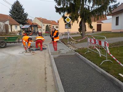 Služby města * Rekonstrukce chodníku na ul. Bezručova - pokládka zámkové dlažby