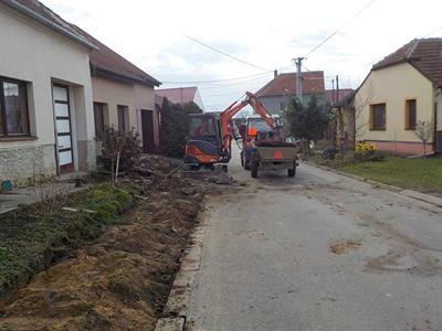 Služby města * Rekonstrukce chodníku na ul. Bezručova - pokládka zámkové dlažby