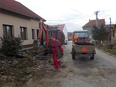 Služby města * Rekonstrukce chodníku na ul. Bezručova - pokládka zámkové dlažby