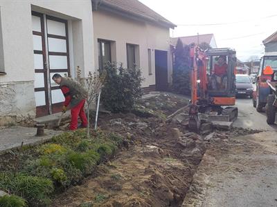 Služby města * Rekonstrukce chodníku na ul. Bezručova - pokládka zámkové dlažby