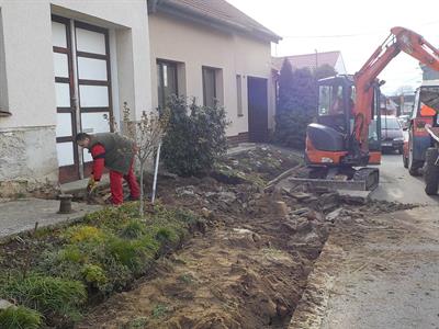 Služby města * Rekonstrukce chodníku na ul. Bezručova - pokládka zámkové dlažby