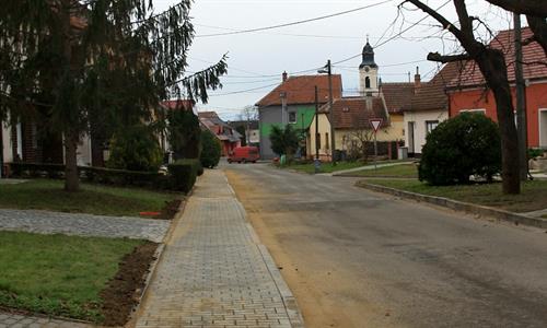 Služby města * Nový bezbariérový chodník na ulici Bezručova