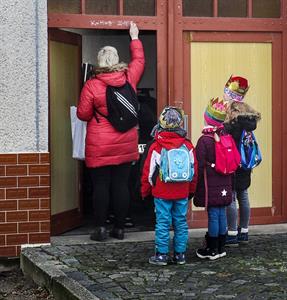 Malí koledníci prošli ulicemi města