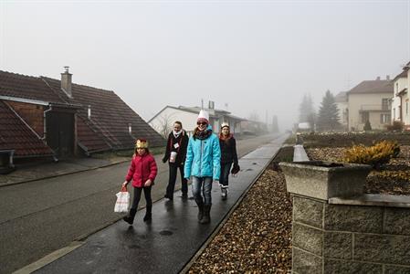 Malí koledníci prošli ulicemi města