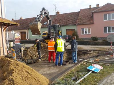 Služby města * Porucha kanalizace v ulici Dlouhá