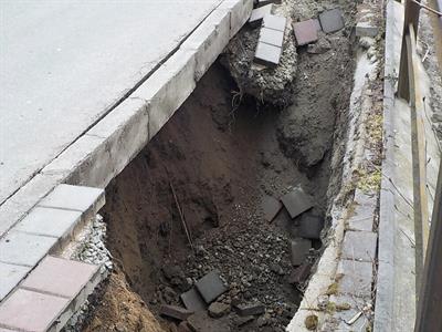 Propad chodníku a vozovky na ulici V Údolí