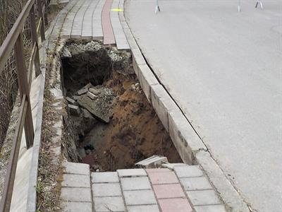 Propad chodníku a vozovky na ulici V Údolí