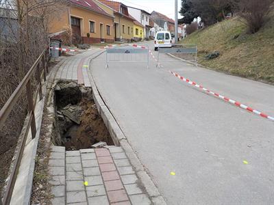 Propad chodníku a vozovky na ulici V Údolí