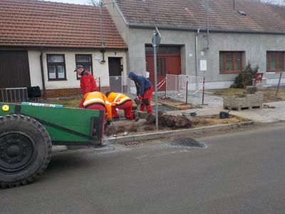 Služby města * Dokončení pokládky zámkové dlažby v ulicích Pod Břehy a Hlavní