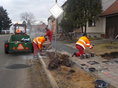 Služby města * Dokončení pokládky zámkové dlažby v ulicích Pod Břehy a Hlavní