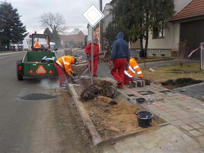 Služby města * Dokončení pokládky zámkové dlažby v ulicích Pod Břehy a Hlavní