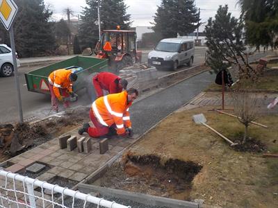 Služby města * Dokončení pokládky zámkové dlažby v ulicích Pod Břehy a Hlavní